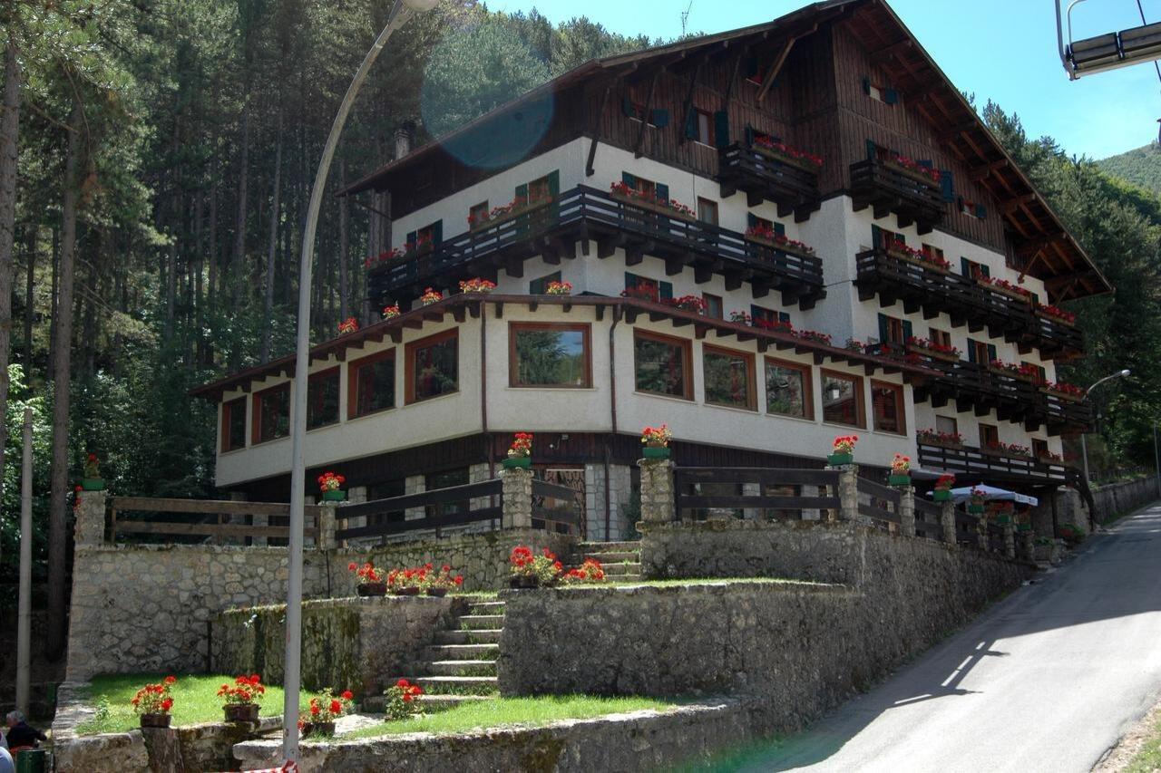 Hotel Garni Mille Pini Scanno Bagian luar foto