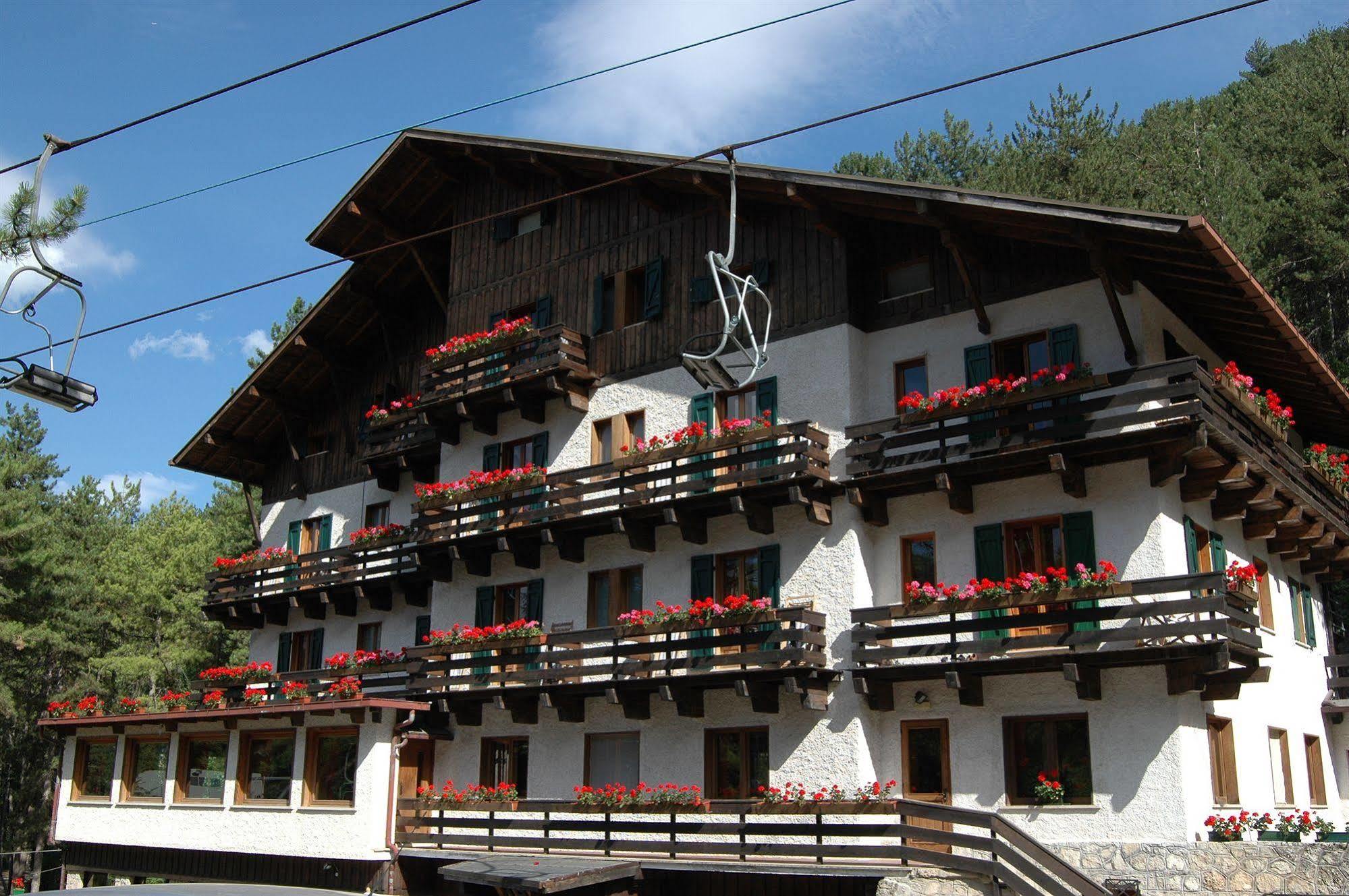 Hotel Garni Mille Pini Scanno Bagian luar foto